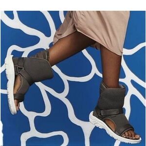 Teva x Ugg Sandal W11 M9 size in black